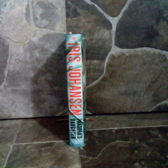 Pandora's Daughter Iris Johansen First Ed First Print Hardcover Book - Picture 2 of 6